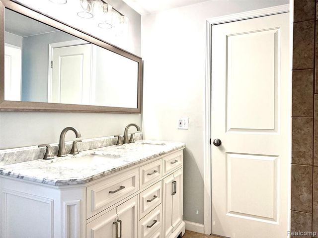 2852 Trailwood Drive, Rochester Hills, MI 48309