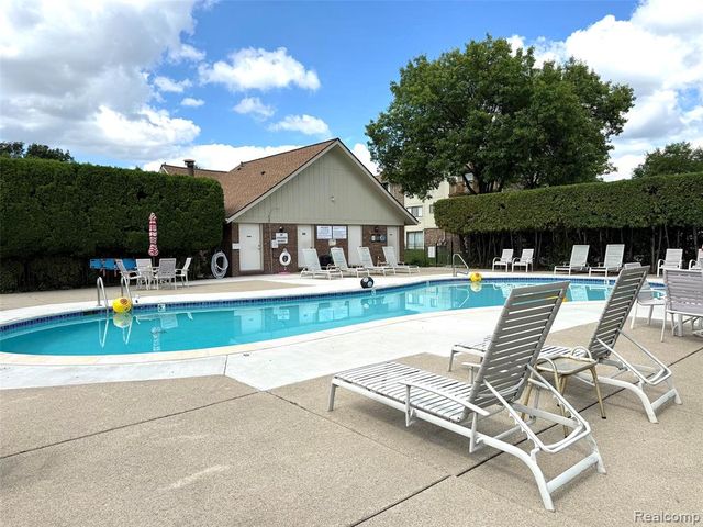 2852 Trailwood Drive, Rochester Hills, MI 48309