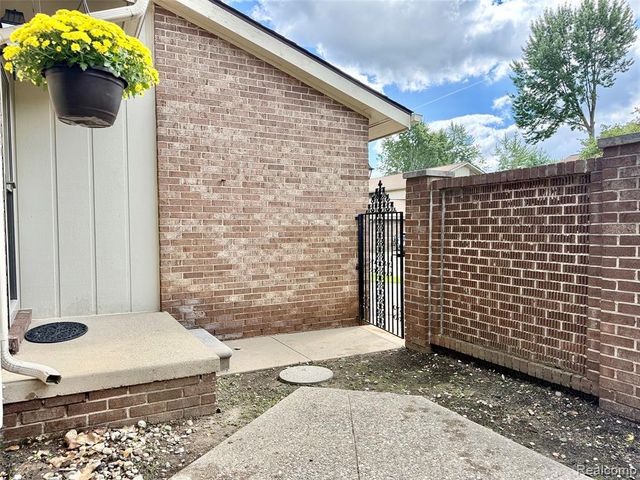2852 Trailwood Drive, Rochester Hills, MI 48309