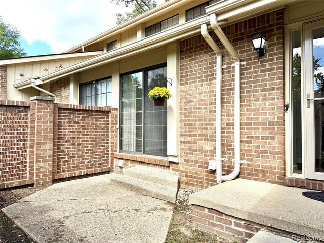 2852 Trailwood Drive, Rochester Hills, MI 48309