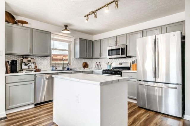 2125 Kingsglen Drive, Grove City, OH 43123