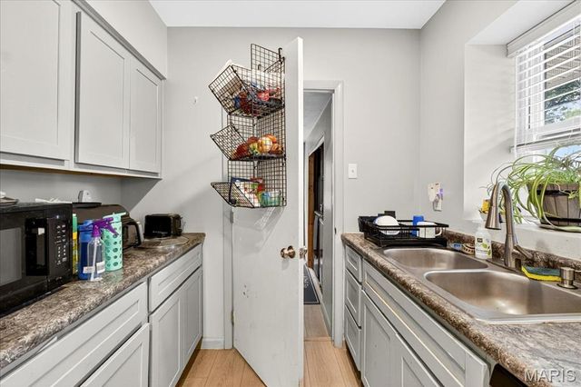 7584 Amherst Avenue, University City, MO 63130