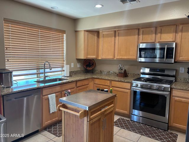 2411 W LUCIA Drive, Phoenix, AZ 85085