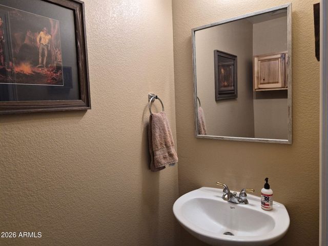 2411 W LUCIA Drive, Phoenix, AZ 85085