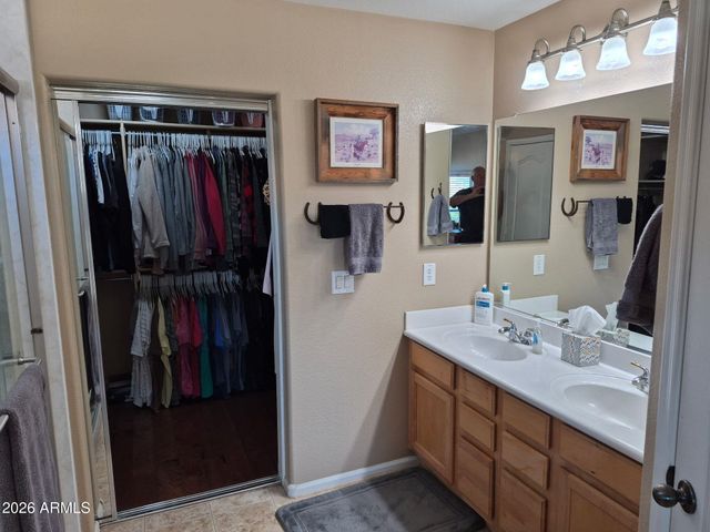 2411 W LUCIA Drive, Phoenix, AZ 85085