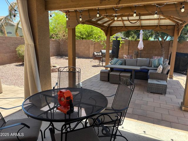 2411 W LUCIA Drive, Phoenix, AZ 85085