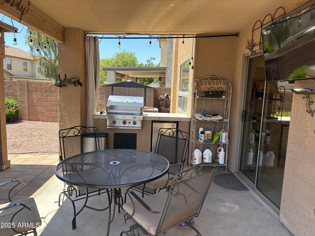 2411 W LUCIA Drive, Phoenix, AZ 85085