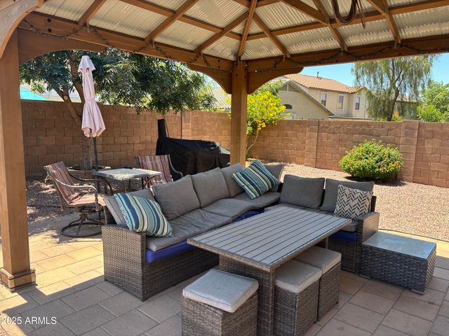 2411 W LUCIA Drive, Phoenix, AZ 85085