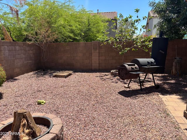 2411 W LUCIA Drive, Phoenix, AZ 85085