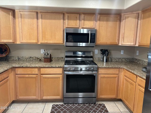 2411 W LUCIA Drive, Phoenix, AZ 85085