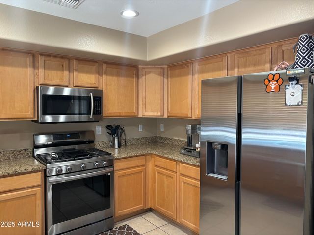 2411 W LUCIA Drive, Phoenix, AZ 85085