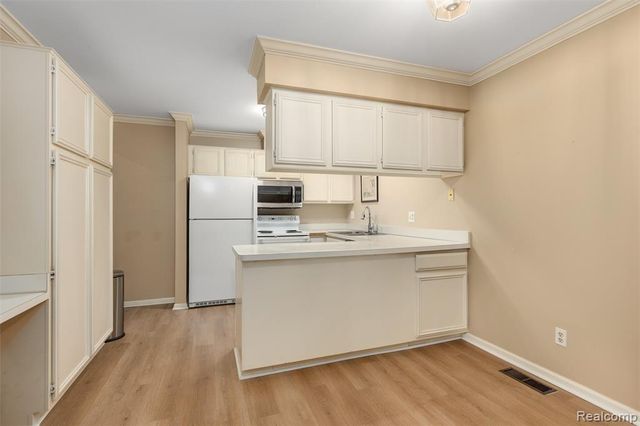 2426 Mulberry Square 55, Bloomfield Hills, MI 48302
