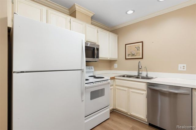 2426 Mulberry Square 55, Bloomfield Hills, MI 48302