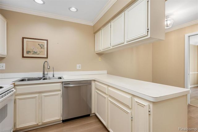 2426 Mulberry Square 55, Bloomfield Hills, MI 48302