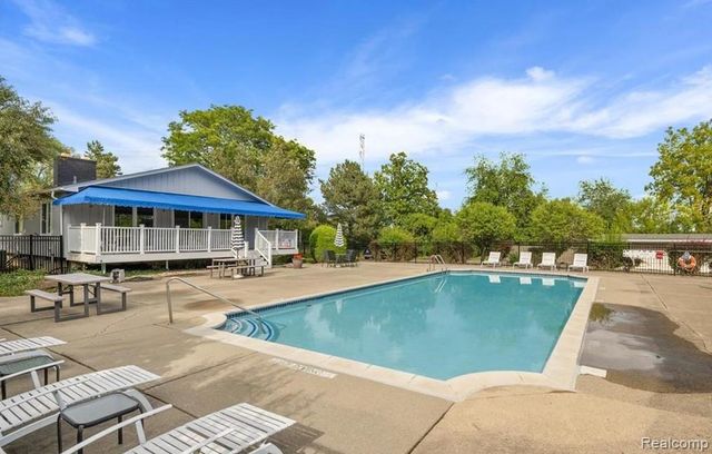 2426 Mulberry Square 55, Bloomfield Hills, MI 48302