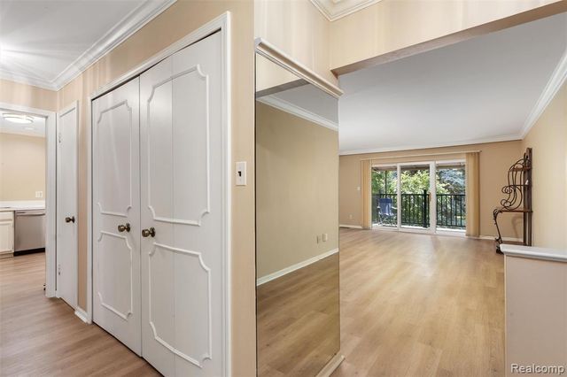 2426 Mulberry Square 55, Bloomfield Hills, MI 48302
