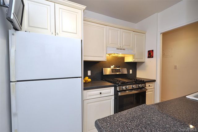 230 Garth Road 3B1, Scarsdale, NY 10583