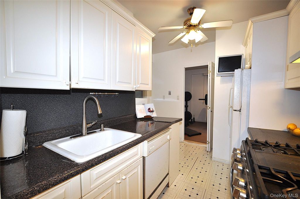 230 Garth Road 3B1, Scarsdale, NY 10583 — photo 5