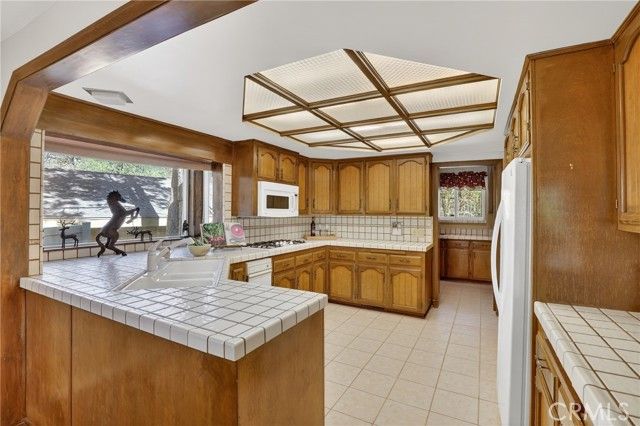 28125 Geneva Lane, Lake Arrowhead, CA 92352