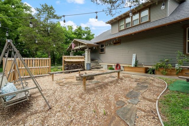 521 S College Street, Siloam Springs, AR 72761