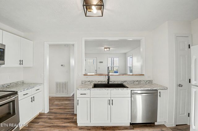 210 Church Ave, Rocky Top, TN 37769