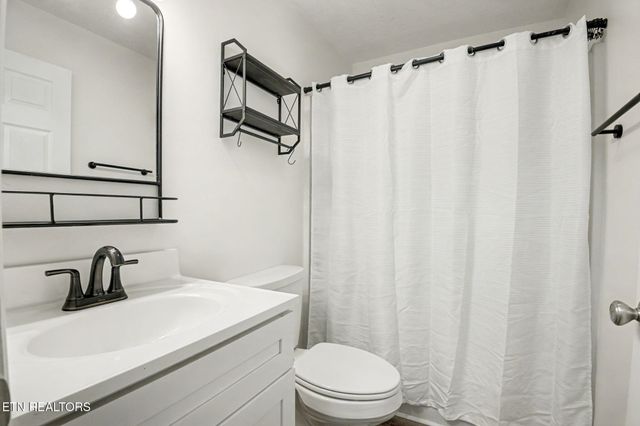 210 Church Ave, Rocky Top, TN 37769