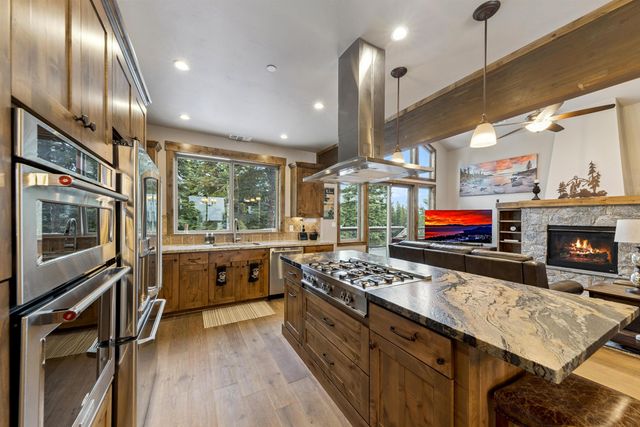 10935 Skislope Way, Truckee, CA 96161