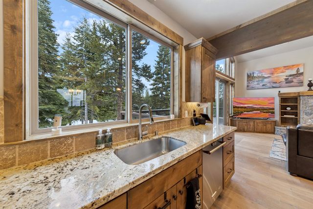 10935 Skislope Way, Truckee, CA 96161