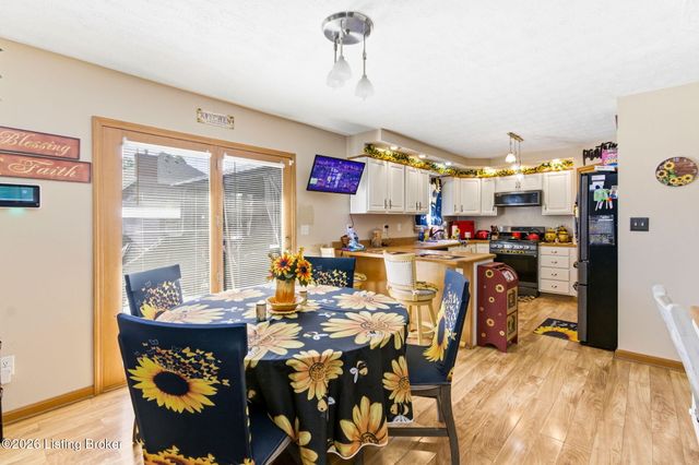 5021 Hunters Point Cir, Louisville, KY 40216