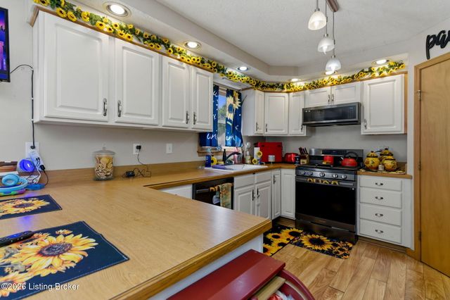 5021 Hunters Point Cir, Louisville, KY 40216
