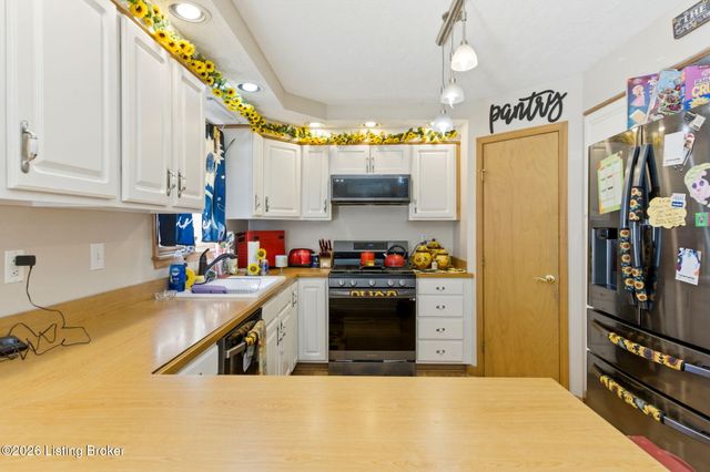 5021 Hunters Point Cir, Louisville, KY 40216