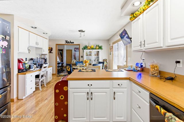 5021 Hunters Point Cir, Louisville, KY 40216