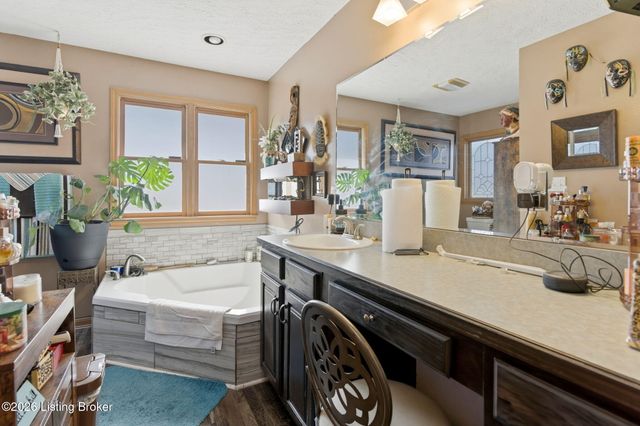 5021 Hunters Point Cir, Louisville, KY 40216
