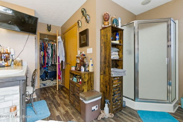 5021 Hunters Point Cir, Louisville, KY 40216