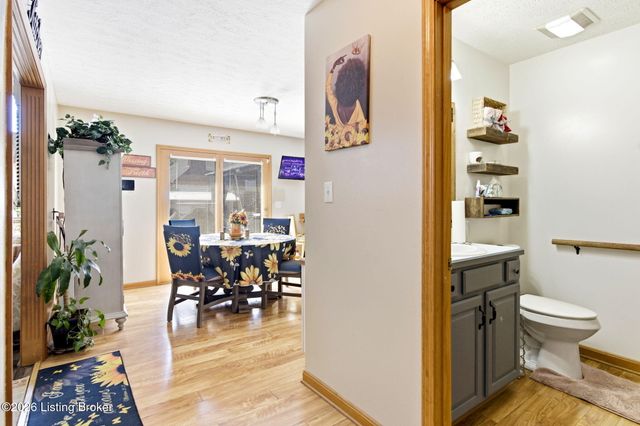 5021 Hunters Point Cir, Louisville, KY 40216