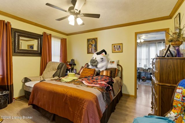 5021 Hunters Point Cir, Louisville, KY 40216
