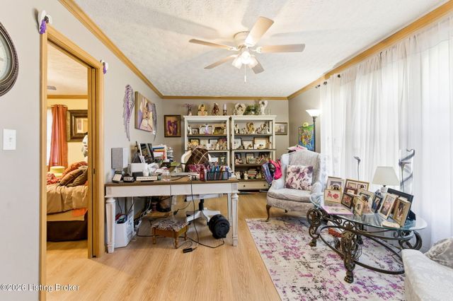 5021 Hunters Point Cir, Louisville, KY 40216