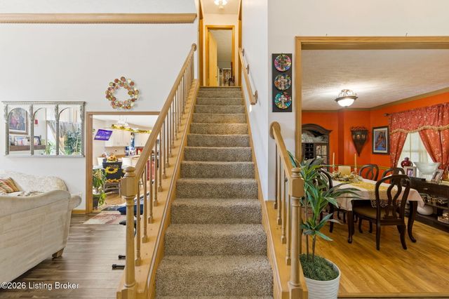 5021 Hunters Point Cir, Louisville, KY 40216