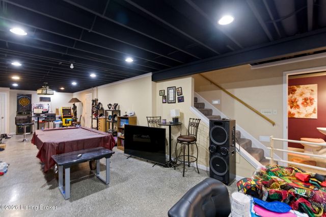 5021 Hunters Point Cir, Louisville, KY 40216