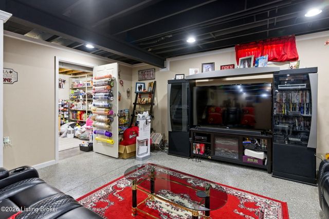 5021 Hunters Point Cir, Louisville, KY 40216