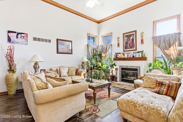 5021 Hunters Point Cir, Louisville, KY 40216