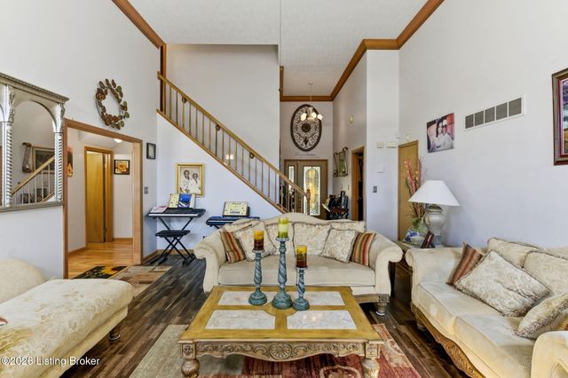 5021 Hunters Point Cir, Louisville, KY 40216