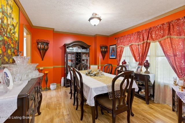 5021 Hunters Point Cir, Louisville, KY 40216