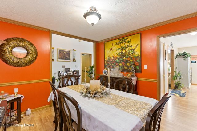 5021 Hunters Point Cir, Louisville, KY 40216