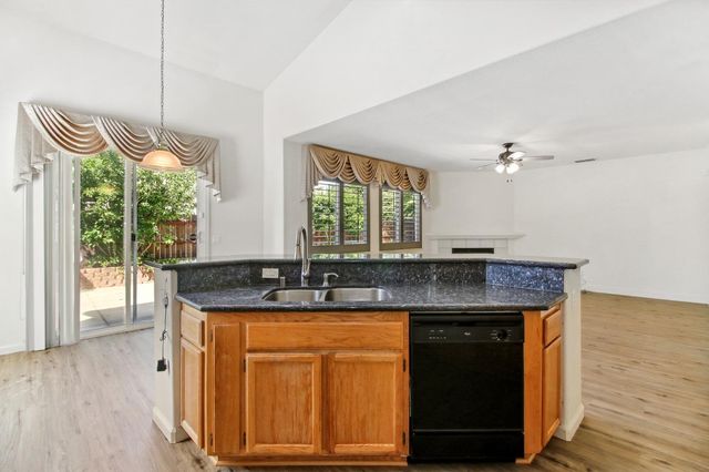 9465 Mainline Dr, Elk Grove, CA 95624