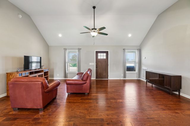 32 Richland Hills Dr, Manchester, TN 37355