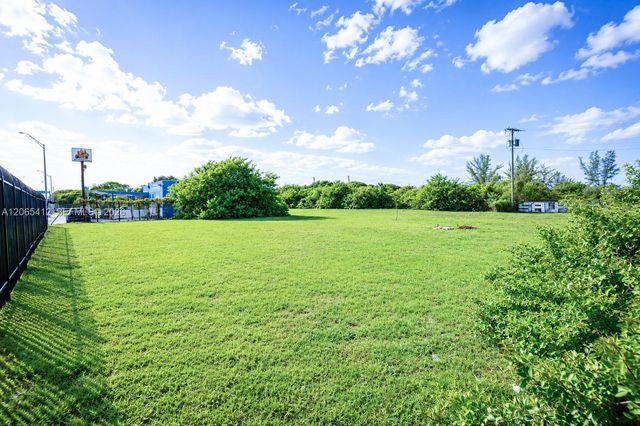 2230 NW 76th St, Miami, FL 33147