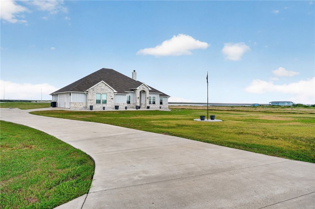 107 Sunrise Dr, Rockport, TX 78382 — photo 2