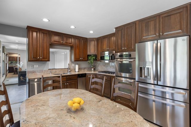 2621 Landwehr Road, Glenview, IL 60026