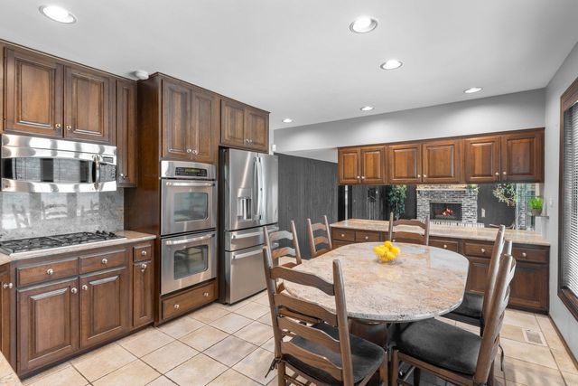 2621 Landwehr Road, Glenview, IL 60026